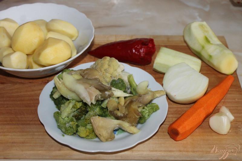 Фото приготовление рецепта: Запеченный картофель с грибами, брокколи и кабачком в рукаве шаг №1