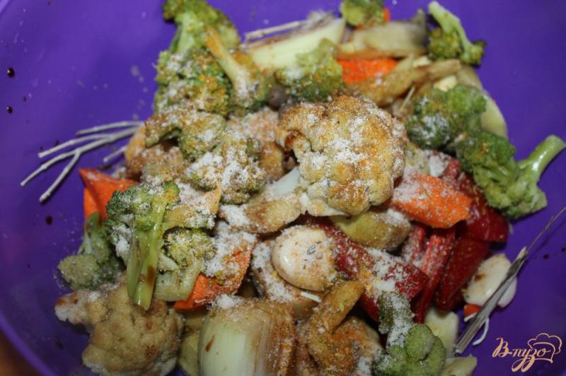 Фото приготовление рецепта: Запеченный картофель с грибами, брокколи и кабачком в рукаве шаг №3