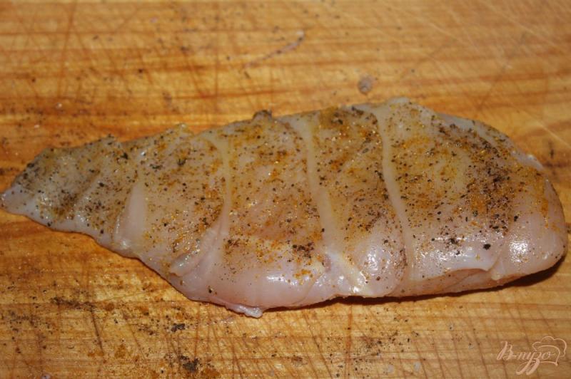 Фото приготовление рецепта: Куриная грудка с карри, сыром и грибами в микроволновке шаг №2