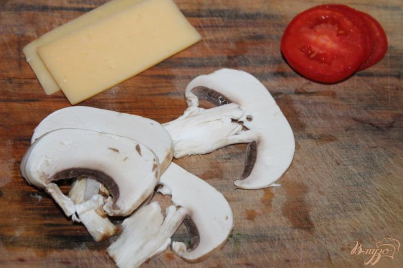 Фото приготовление рецепта: Куриная грудка с карри, сыром и грибами в микроволновке шаг №3