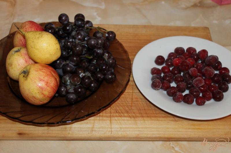 Фото приготовление рецепта: Компот из вишни, винограда и яблок шаг №1
