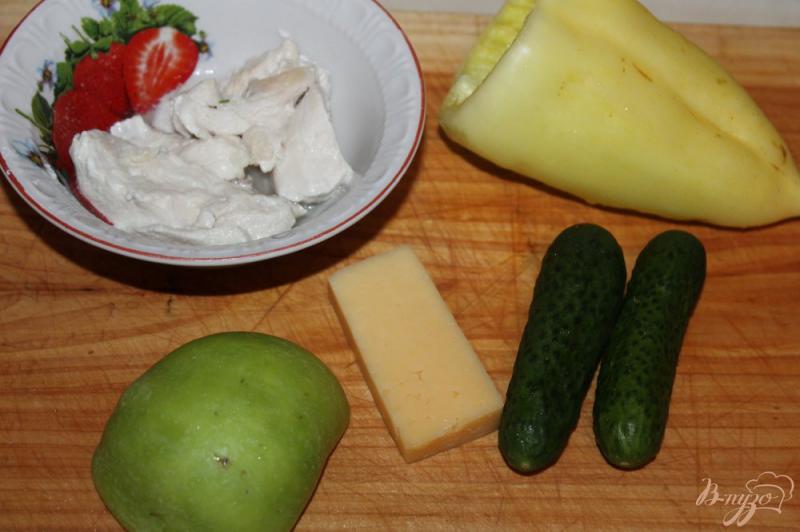 Фото приготовление рецепта: Салат из отварной курицы, яблок и шпината шаг №1