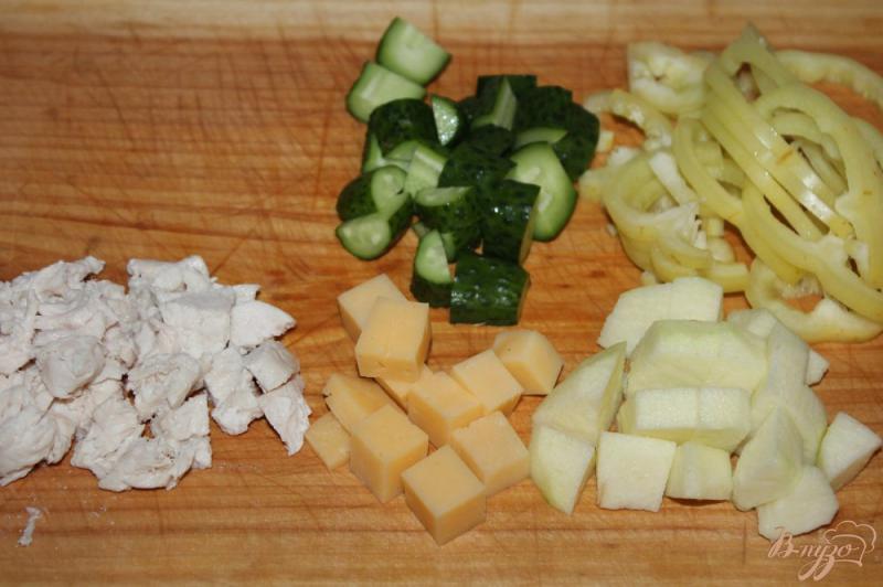 Фото приготовление рецепта: Салат из отварной курицы, яблок и шпината шаг №2