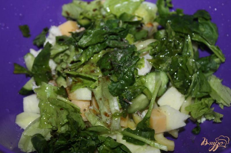Фото приготовление рецепта: Салат из отварной курицы, яблок и шпината шаг №4