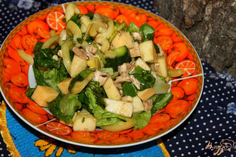 Фото приготовление рецепта: Салат из отварной курицы, яблок и шпината шаг №5