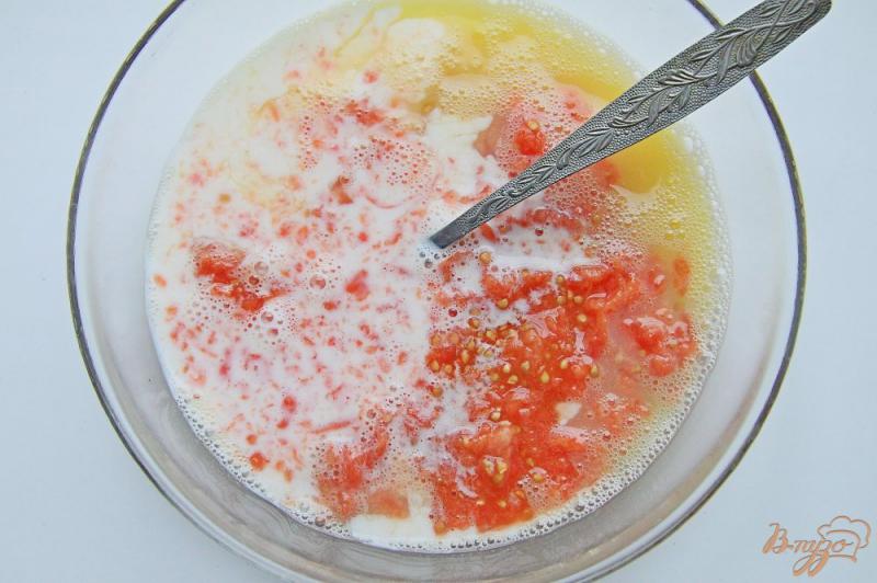 Фото приготовление рецепта: Омлет с томатом в микроволновке шаг №3