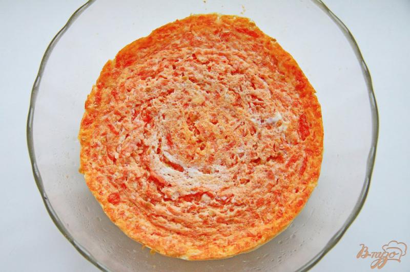 Фото приготовление рецепта: Омлет с томатом в микроволновке шаг №5
