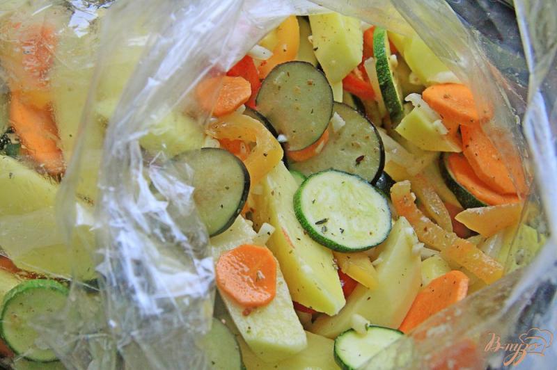 Фото приготовление рецепта: Ребрышки с овощами в рукаве шаг №9
