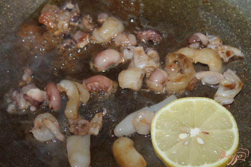Фото приготовление рецепта: Салат с морским коктейлем в медово - горчичной заправке шаг №5