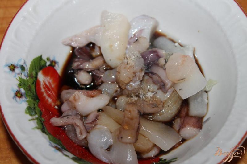 Фото приготовление рецепта: Салат с морским коктейлем в медово - горчичной заправке шаг №4