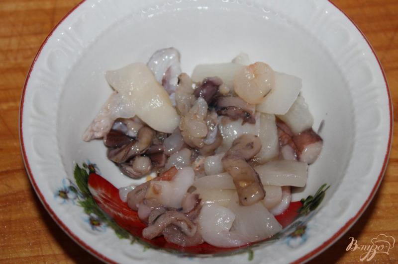Фото приготовление рецепта: Салат с морским коктейлем в медово - горчичной заправке шаг №3