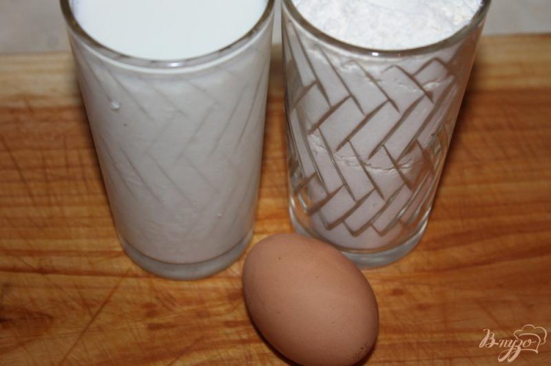 Фото приготовление рецепта: Сладкие блины на кислом молоке с ореховой пастой и орехами шаг №1