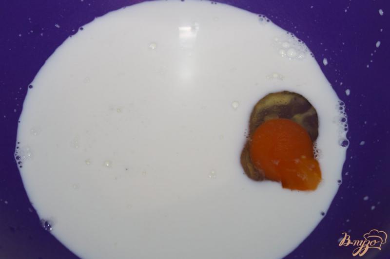 Фото приготовление рецепта: Сладкие блины на кислом молоке с ореховой пастой и орехами шаг №2