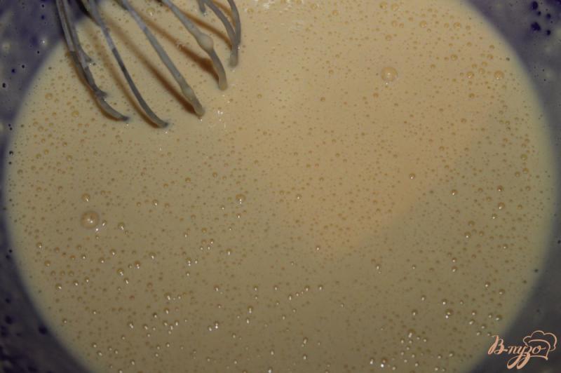 Фото приготовление рецепта: Сладкие блины на кислом молоке с ореховой пастой и орехами шаг №4