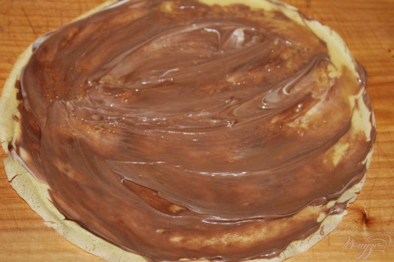 Фото приготовление рецепта: Сладкие блины на кислом молоке с ореховой пастой и орехами шаг №7