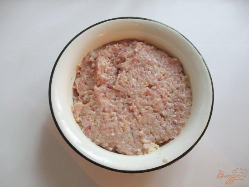 Фото приготовление рецепта: Мясные зразы с красной консервированной фасолью шаг №3