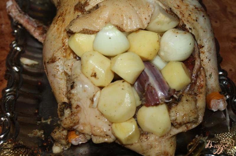 Фото приготовление рецепта: Запеченная утка с картофелем и луком в рукаве шаг №4
