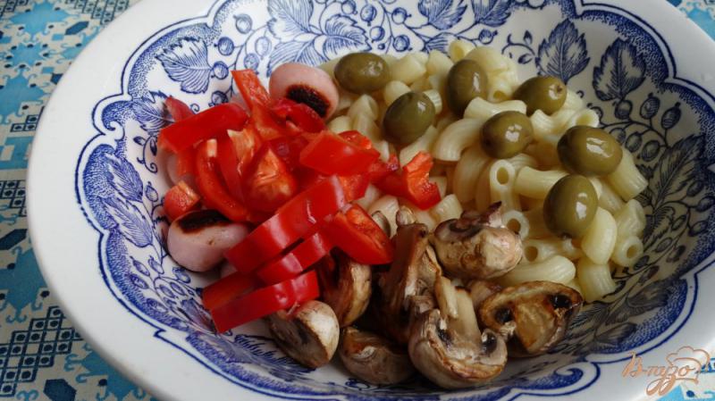 Фото приготовление рецепта: Итальянский салат с пастой шаг №4