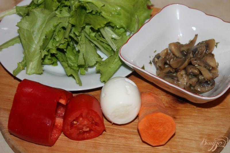Фото приготовление рецепта: Салат с маринованными шампиньонами, отварным яйцом и морковью шаг №1