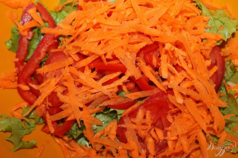 Фото приготовление рецепта: Салат с маринованными шампиньонами, отварным яйцом и морковью шаг №4