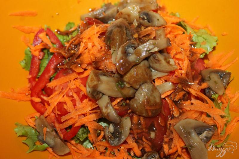 Фото приготовление рецепта: Салат с маринованными шампиньонами, отварным яйцом и морковью шаг №5