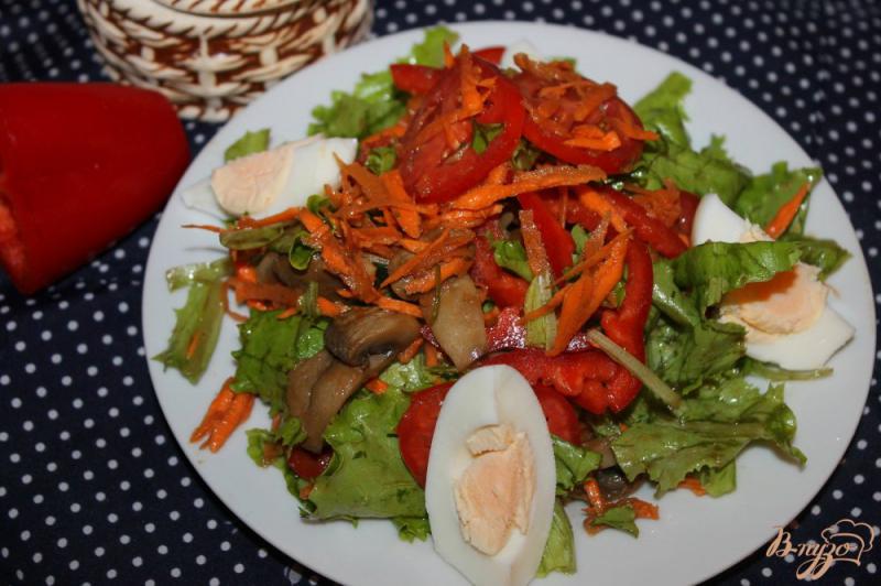 Фото приготовление рецепта: Салат с маринованными шампиньонами, отварным яйцом и морковью шаг №6