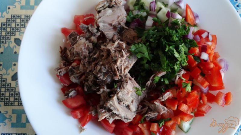 Фото приготовление рецепта: Салат с тунцом и гренками шаг №3