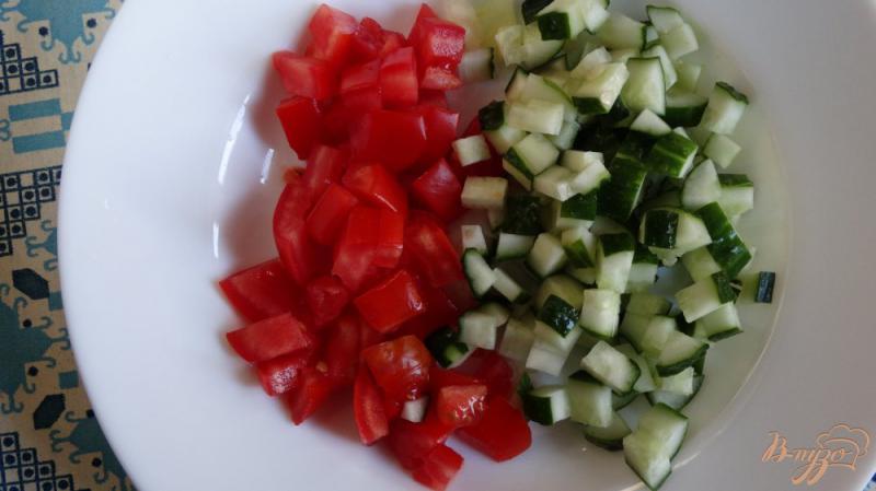 Фото приготовление рецепта: Салат с тунцом и гренками шаг №1