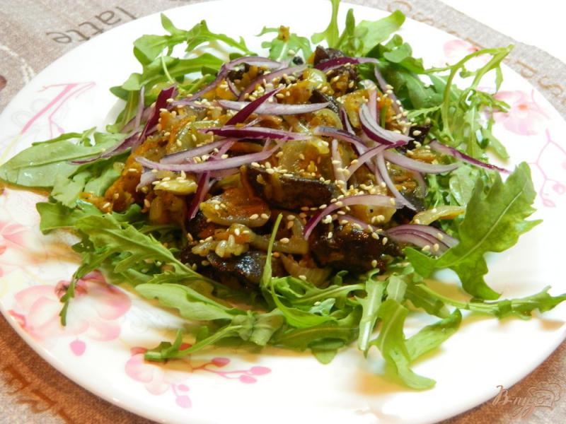 Фото приготовление рецепта: Теплый салат из печени и рукколы шаг №6