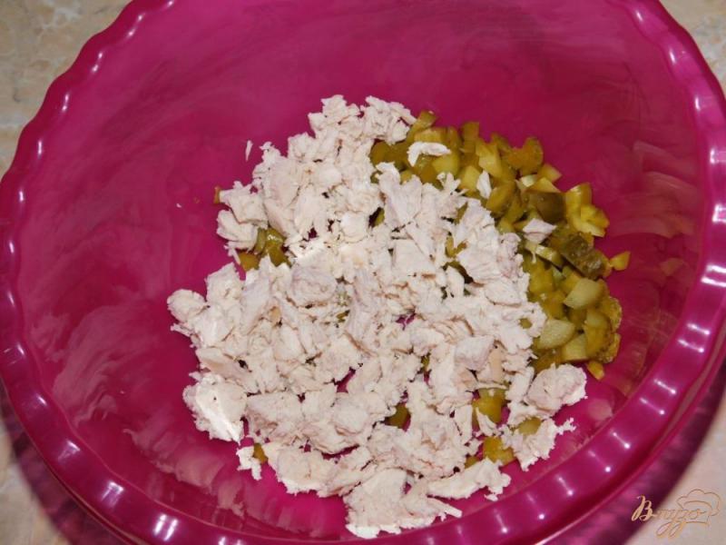 Фото приготовление рецепта: Салат с курицей и маринованными огурцами шаг №2