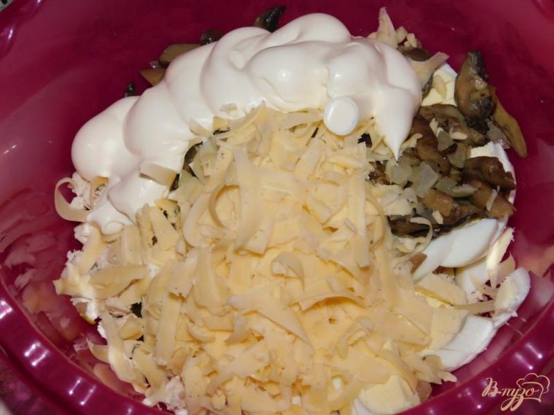 Фото приготовление рецепта: Салат с курицей и маринованными огурцами шаг №4