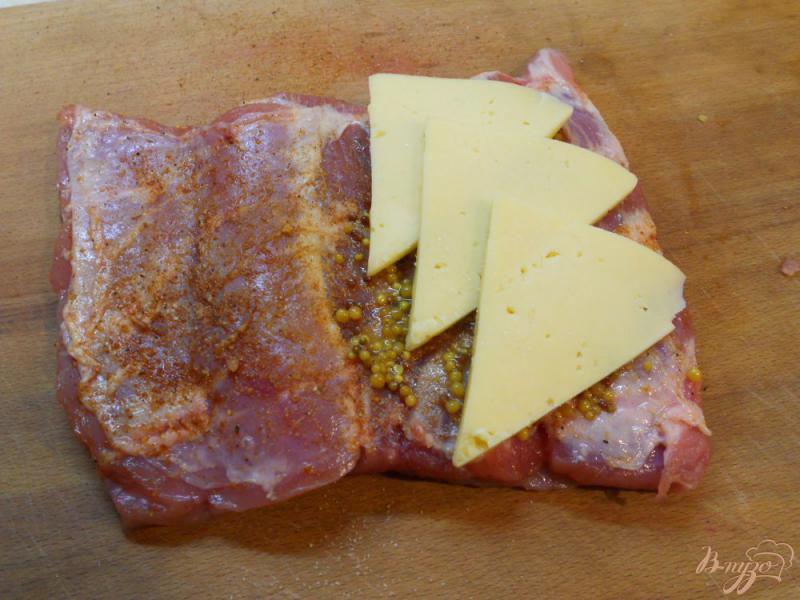 Фото приготовление рецепта: Свиная грудинка с французской горчицей и сыром в фольге шаг №4