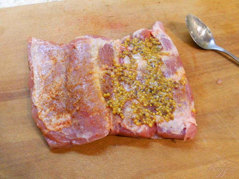 Фото приготовление рецепта: Свиная грудинка с французской горчицей и сыром в фольге шаг №3