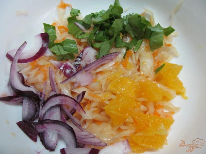 Фото приготовление рецепта: Салат из квашеной капусты с гранатом и апельсином шаг №2