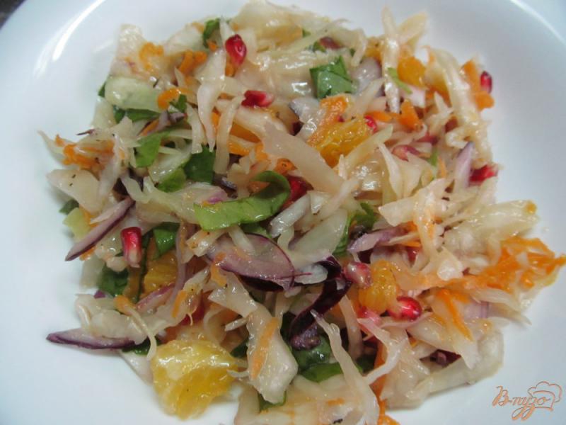 Фото приготовление рецепта: Салат из квашеной капусты с гранатом и апельсином шаг №5
