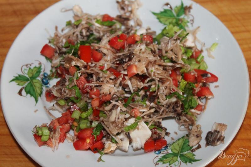 Фото приготовление рецепта: Диетические мешочки из курицы с грибами, помидорами и шпинатом шаг №4