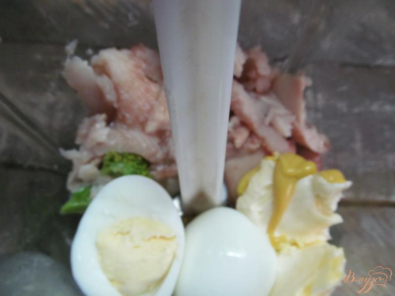 Фото приготовление рецепта: Паштет из соленой сельди с сыром и брокколи шаг №3