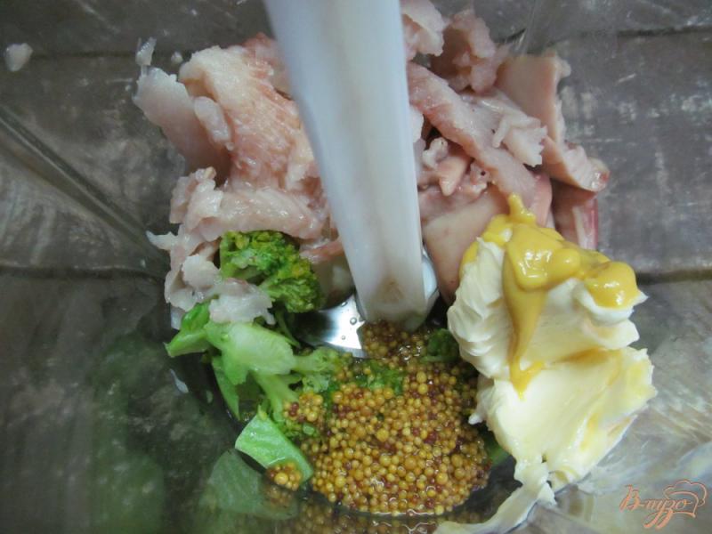 Фото приготовление рецепта: Паштет из соленой сельди с сыром и брокколи шаг №2