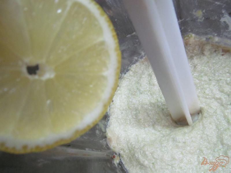Фото приготовление рецепта: Паштет из соленой сельди с сыром и брокколи шаг №4
