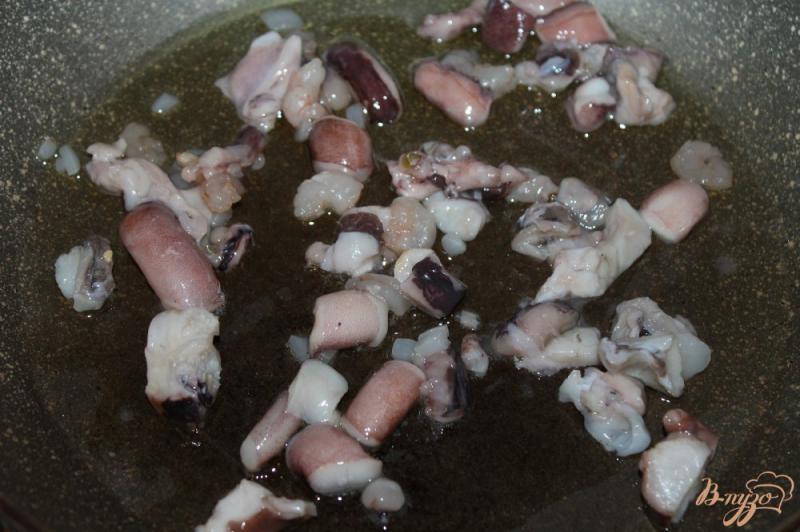 Фото приготовление рецепта: Рис с морским коктейлем в сливках шаг №2