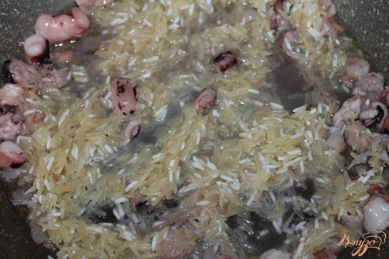 Фото приготовление рецепта: Рис с морским коктейлем в сливках шаг №3