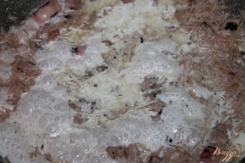 Фото приготовление рецепта: Рис с морским коктейлем в сливках шаг №5