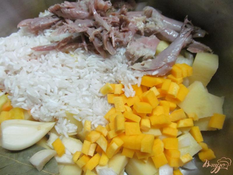 Фото приготовление рецепта: Суп с рисом и тыквой на утином бульоне шаг №3