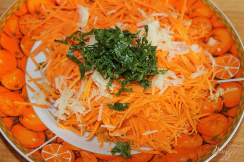 Фото приготовление рецепта: Морковь по - корейски с базиликом шаг №4