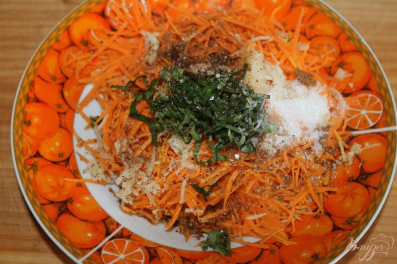 Фото приготовление рецепта: Морковь по - корейски с базиликом шаг №5
