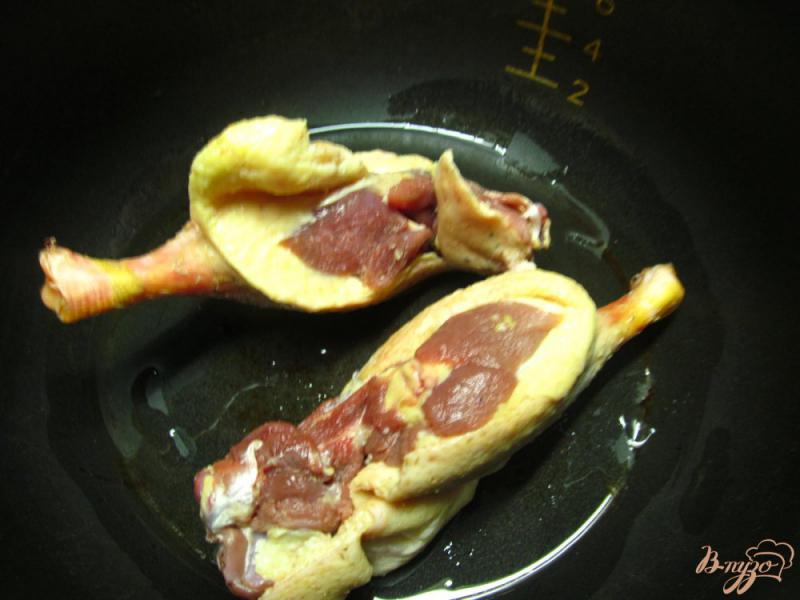 Фото приготовление рецепта: Утиные ножки с овощами в мультиварке шаг №1