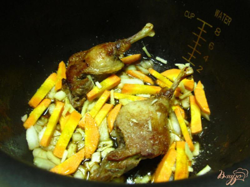 Фото приготовление рецепта: Утиные ножки с овощами в мультиварке шаг №3
