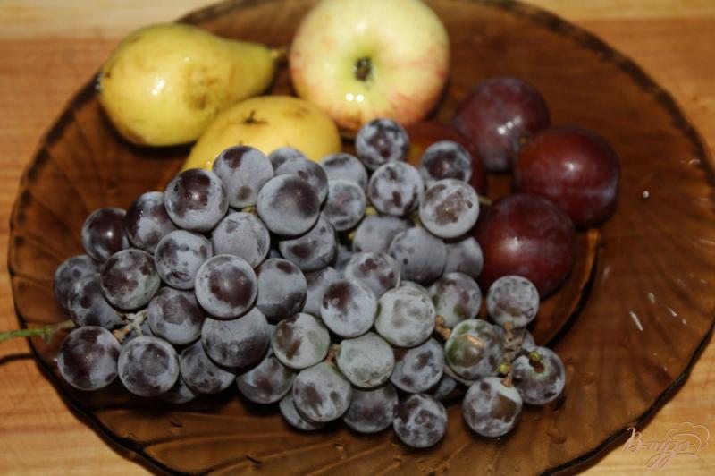 Фото приготовление рецепта: Фруктовый компот с виноградом и мятой шаг №1