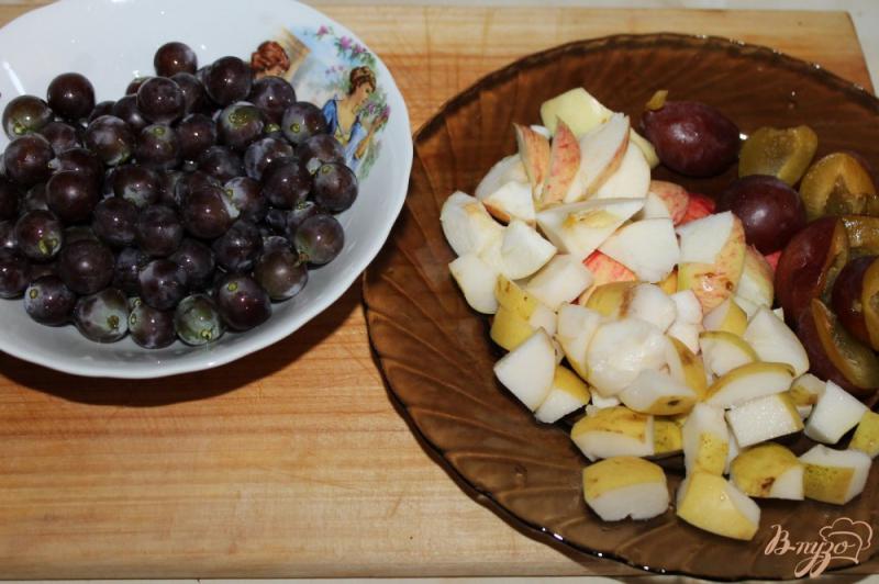 Фото приготовление рецепта: Фруктовый компот с виноградом и мятой шаг №2