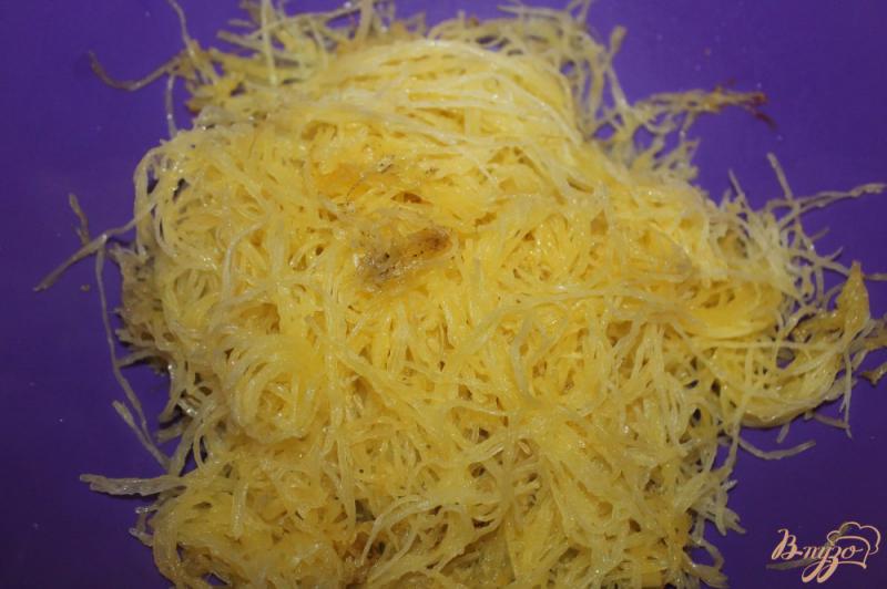 Фото приготовление рецепта: Фаршированная тыква - спагетти овощами и сыром шаг №3